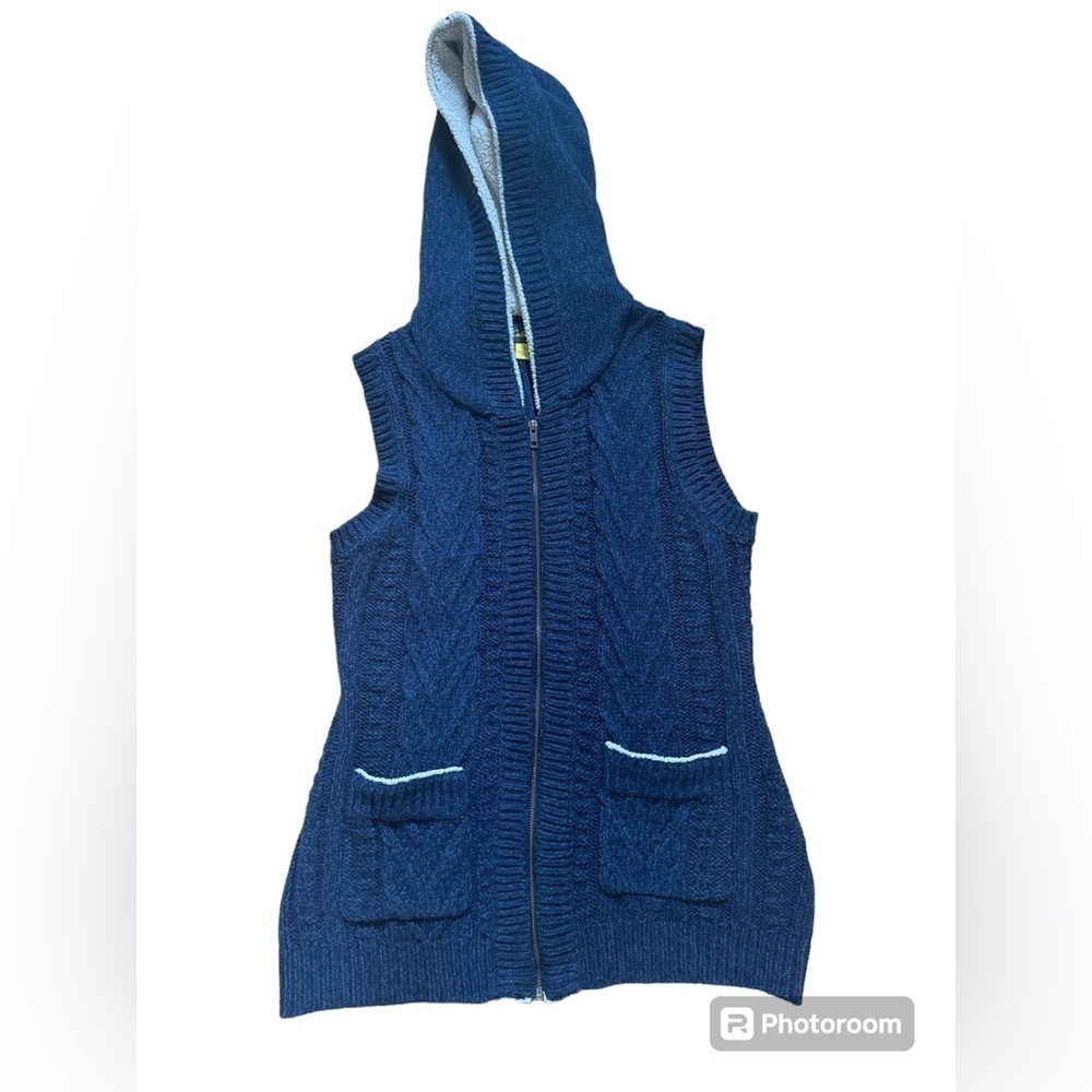 Cabela’s cable knit sweater and Sherpa vest Large Navy blue and‎ cream Fall